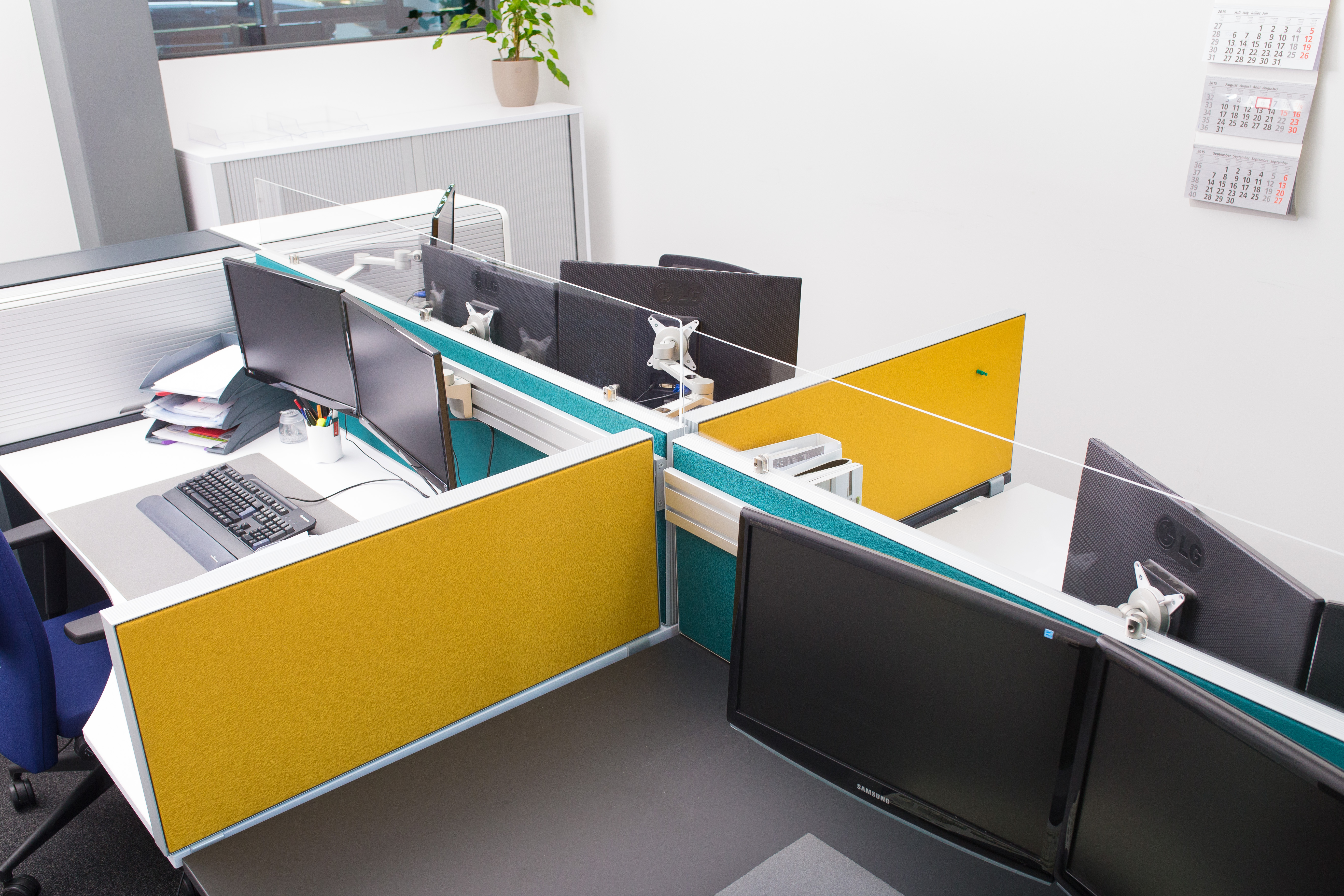 Büro einrichten: Checkliste & Tipps - Beispiel für einen Schreibtisch mit Rollcontainer