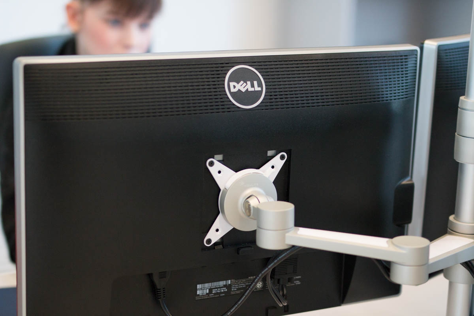 Bildschirme die an einem Monitorarm befestigt sind
