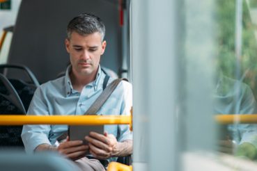 Buch lesen im Bus