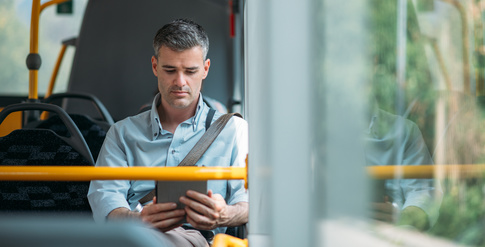 Buch lesen im Bus