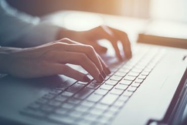 Ein besonnener Umgang mit den Ressourcen ist notwendig, um die Umweltbelastung zu minimieren. / Foto: undrey / fotolia.com