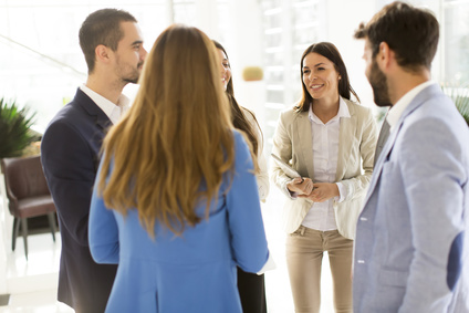 Duzen oder Siezen im Büro / Foto: Boggy / fotolia.com
