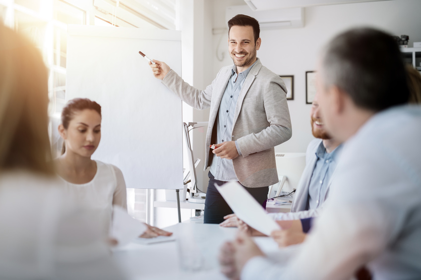 Duzen oder Siezen im Büro: Duzen schafft eine lockere Atmosphäre