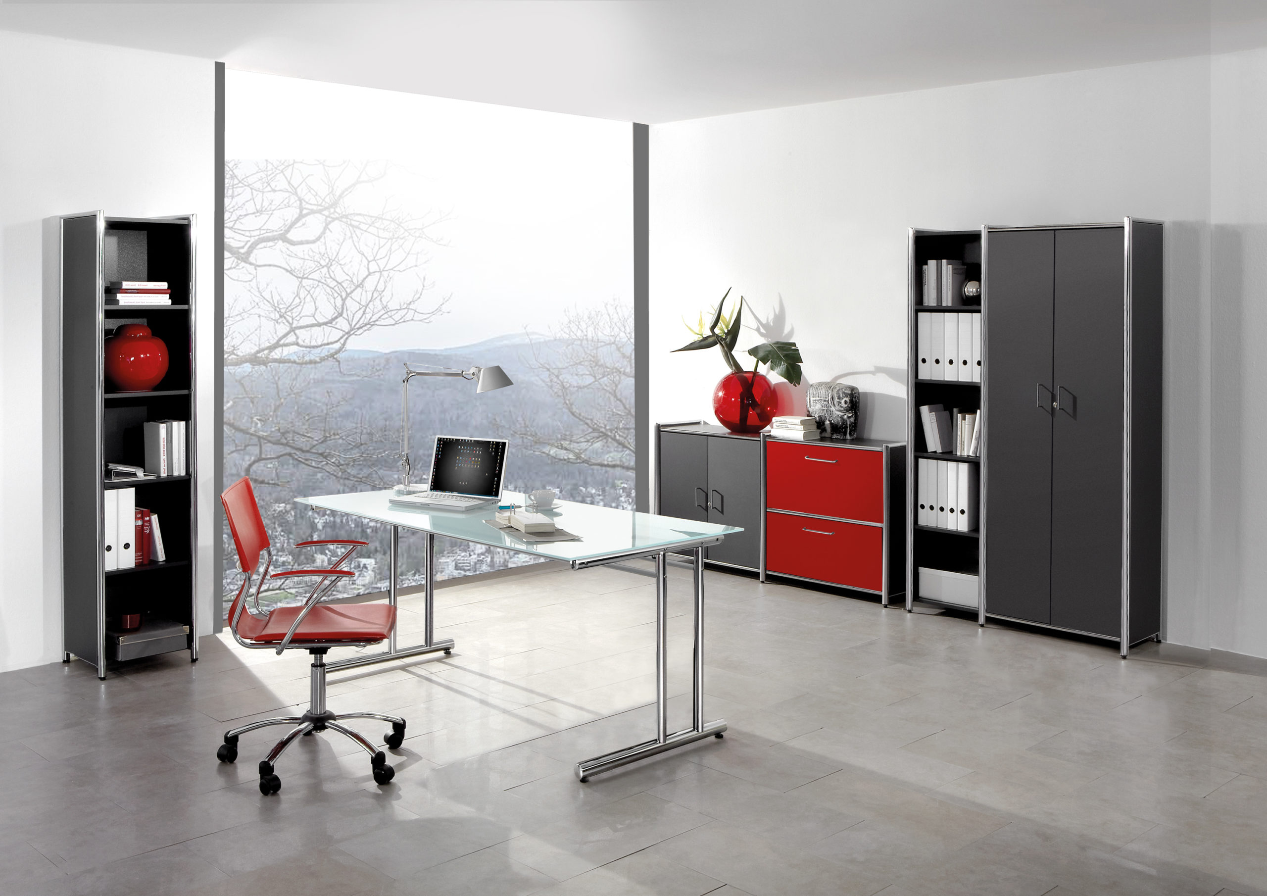 Home-Office einrichten: Wir empfehlen, den Schreibtisch seitlich neben das Fenster zu stellen