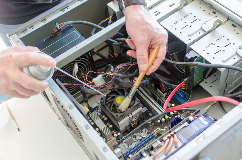 PC reinigen mit Druckluft und Pinsel
